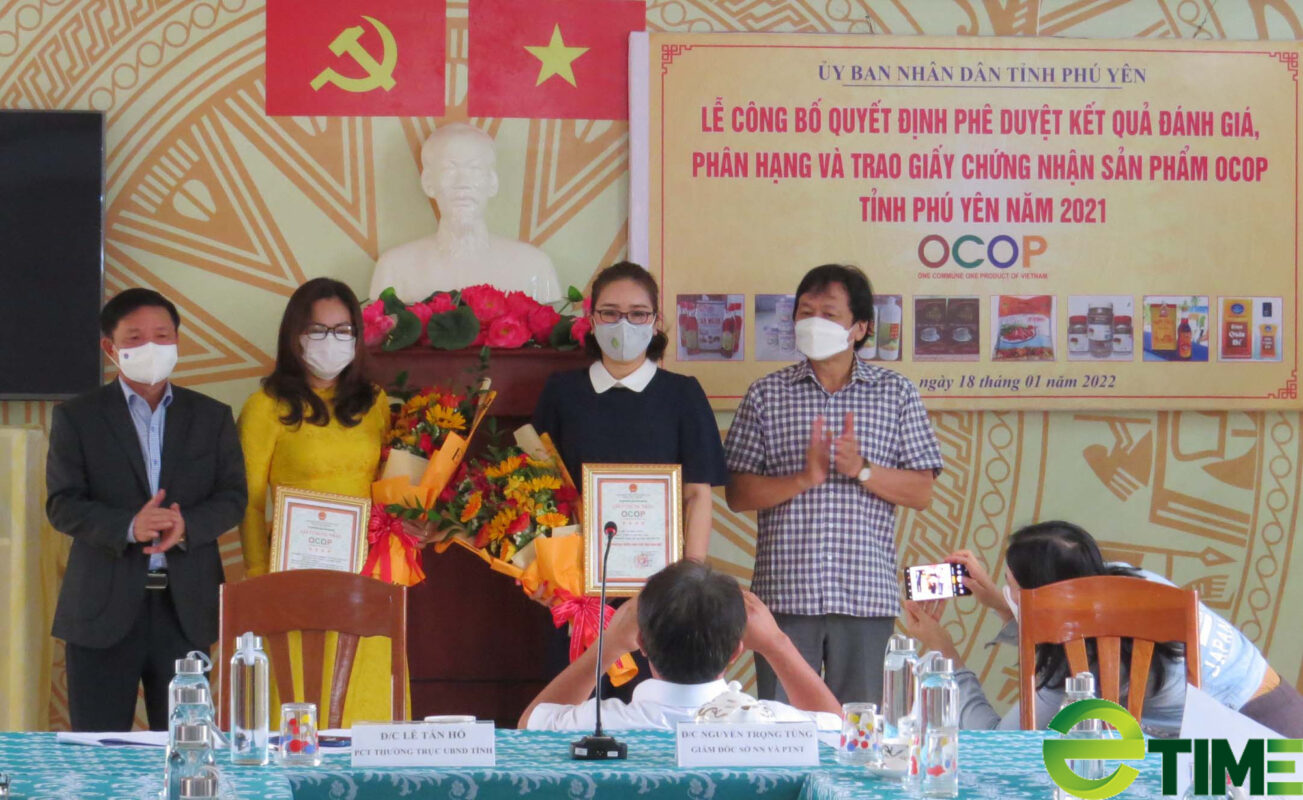 Lãnh đạo UBND tỉnh và Sở NNPTNT Phú Yên trao chứng nhận sản phẩm OCOP hạng 4 sao. Ảnh: Hùng Phiên